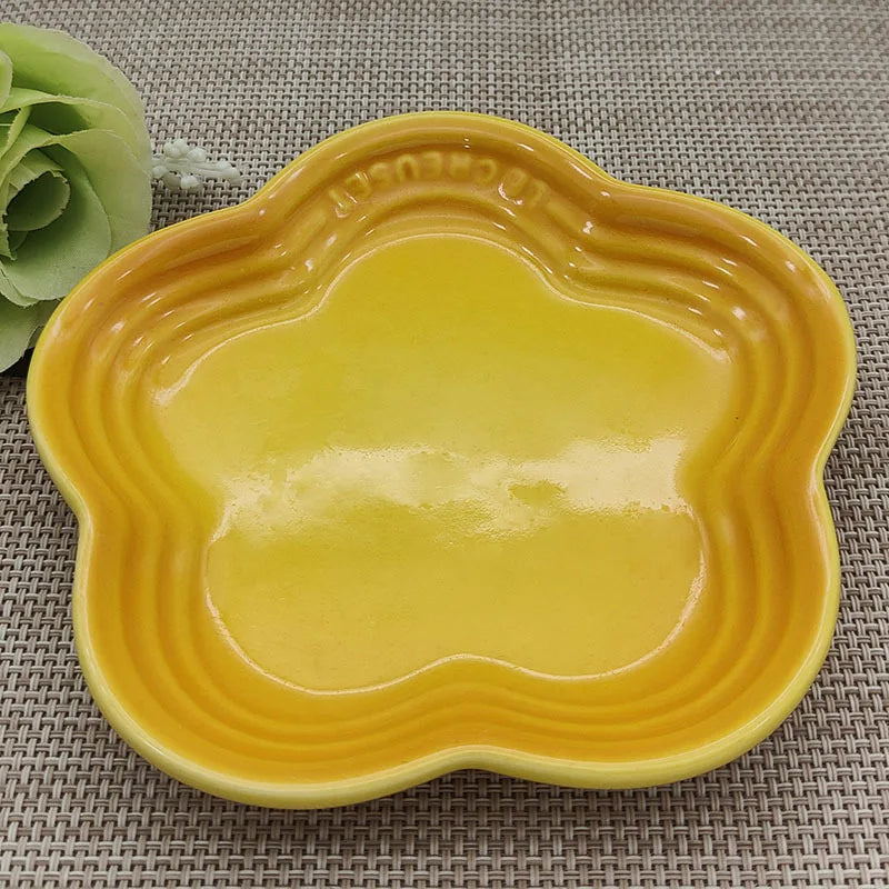 Hign-concerned Plum Blossom Ceramic Plate Flower Shaped